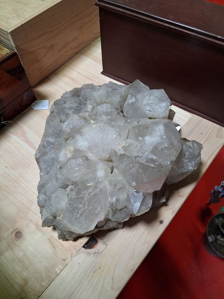 Important groupe de cristaux de quartz naturel – Cristal de roche – 38 × 33 cm 