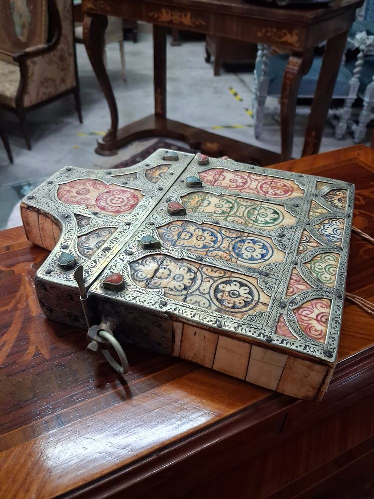 Cofanetto orientale per il Corano del XIX secolo – Metallo argentato, osso e cabochon di pietre preziose 