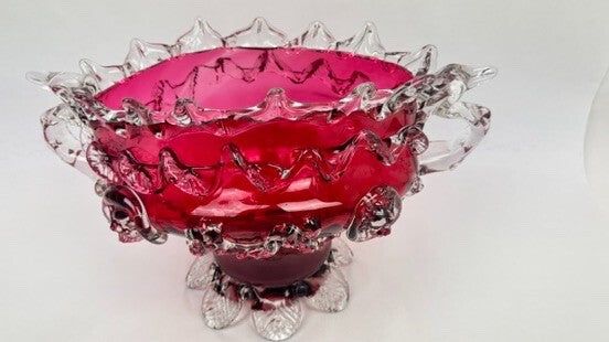 Glasblumenkasten in Himbeerrot im Stil von Auguste Jean oder Legras