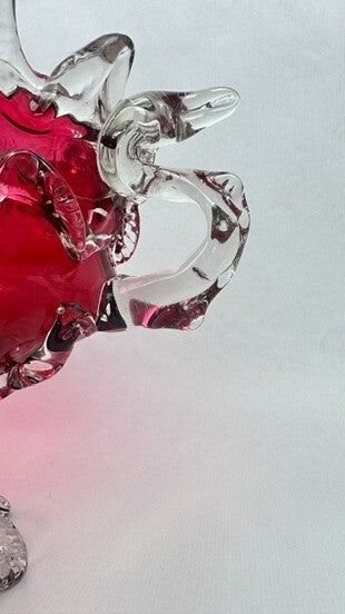 Glasblumenkasten in Himbeerrot im Stil von Auguste Jean oder Legras