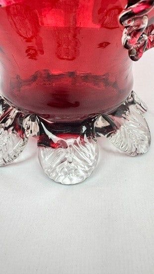 Glasblumenkasten in Himbeerrot im Stil von Auguste Jean oder Legras