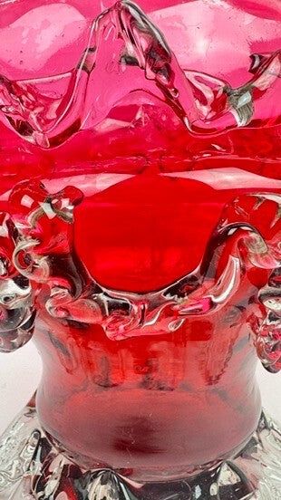 Glasblumenkasten in Himbeerrot im Stil von Auguste Jean oder Legras