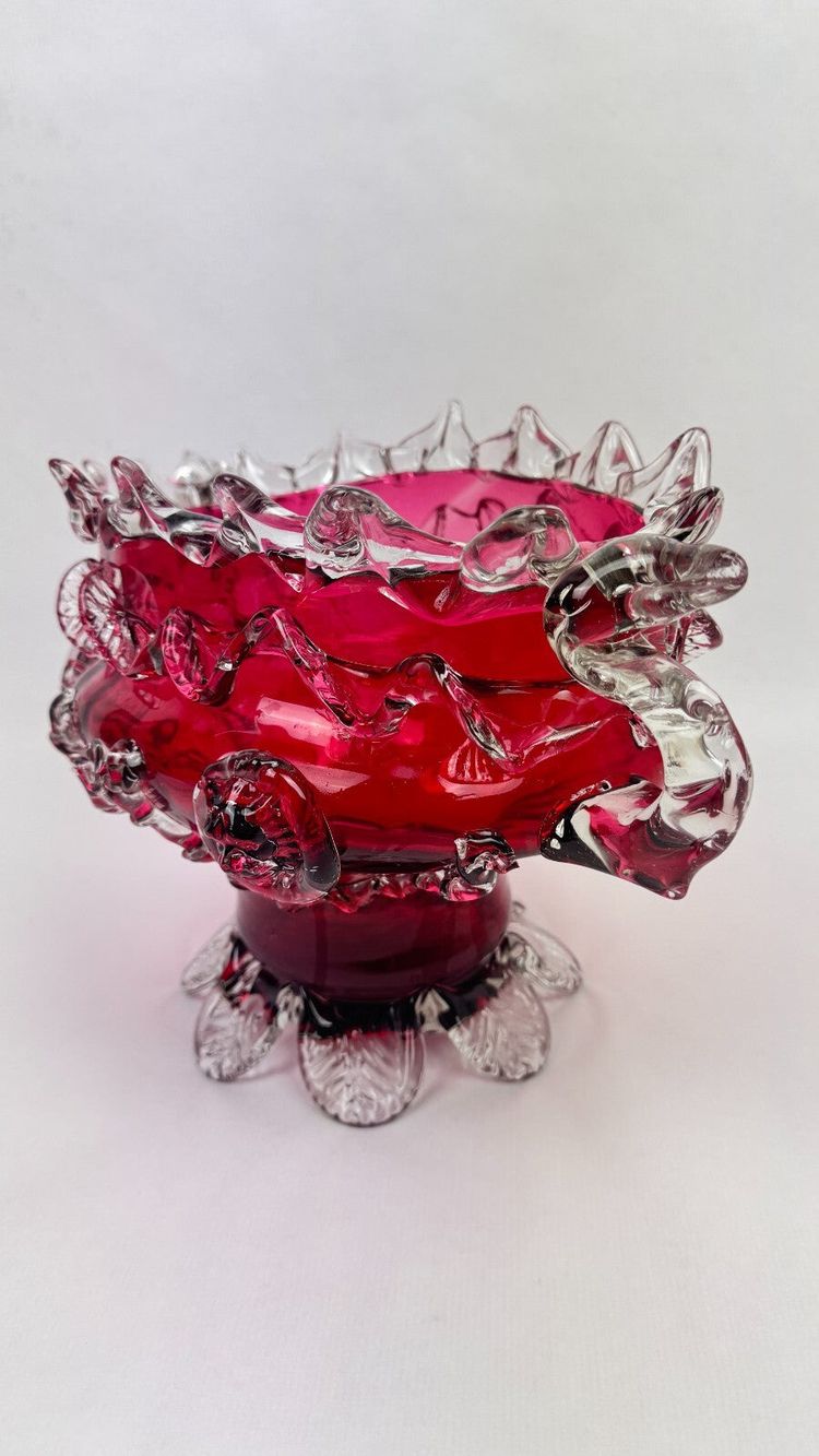 Glasblumenkasten in Himbeerrot im Stil von Auguste Jean oder Legras