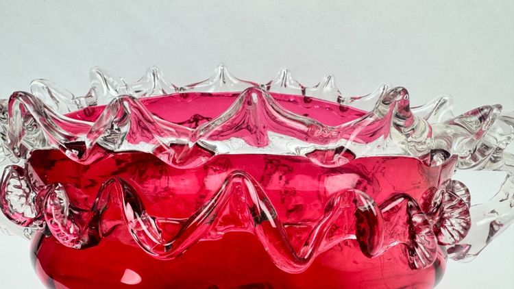 Glasblumenkasten in Himbeerrot im Stil von Auguste Jean oder Legras