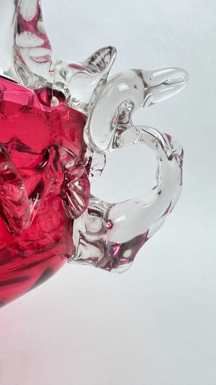 Glasblumenkasten in Himbeerrot im Stil von Auguste Jean oder Legras