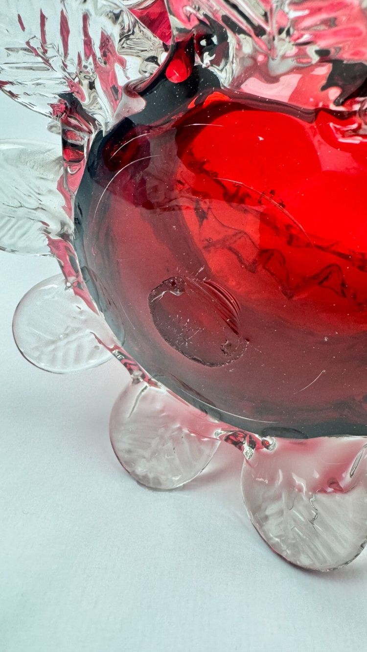 Glasblumenkasten in Himbeerrot im Stil von Auguste Jean oder Legras