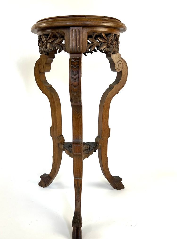 Table d'Appoint Antique avec Pieds en Chaussure de Biche, Plateau Rond Sculpté et Guirlande de Fleurs