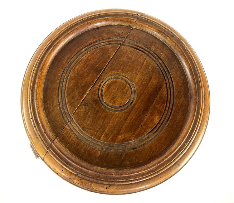 Table d'Appoint Antique avec Pieds en Chaussure de Biche, Plateau Rond Sculpté et Guirlande de Fleurs