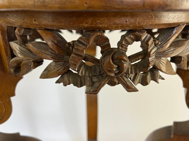 Table d'Appoint Antique avec Pieds en Chaussure de Biche, Plateau Rond Sculpté et Guirlande de Fleurs