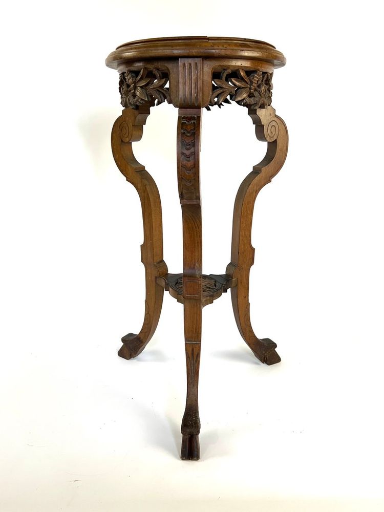 Table d'Appoint Antique avec Pieds en Chaussure de Biche, Plateau Rond Sculpté et Guirlande de Fleurs
