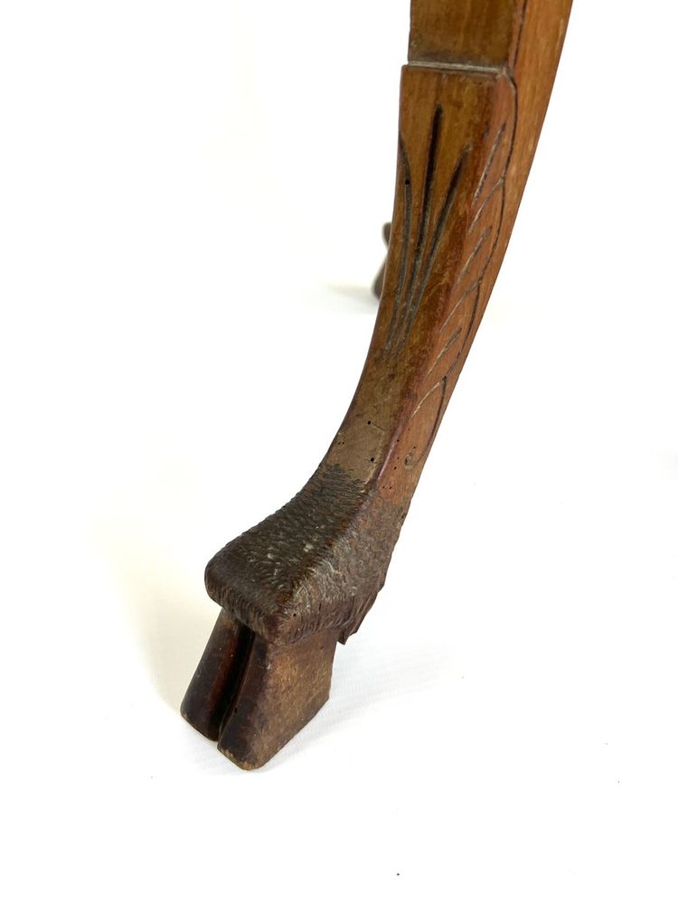 Table d'Appoint Antique avec Pieds en Chaussure de Biche, Plateau Rond Sculpté et Guirlande de Fleurs