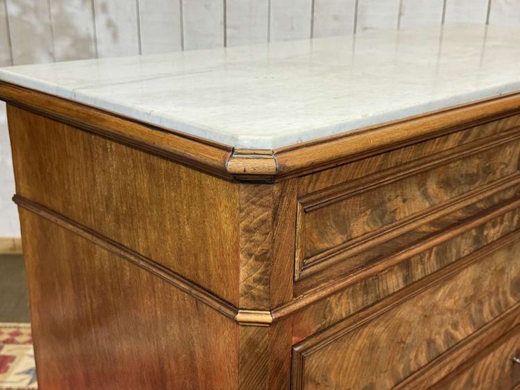 Comò in stile Napoleone III in mogano, rovere e piano in marmo bianco, fine XIX secolo