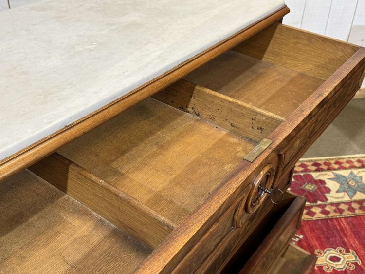 Comò in stile Napoleone III in mogano, rovere e piano in marmo bianco, fine XIX secolo