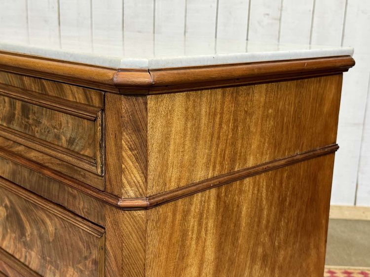 Comò in stile Napoleone III in mogano, rovere e piano in marmo bianco, fine XIX secolo