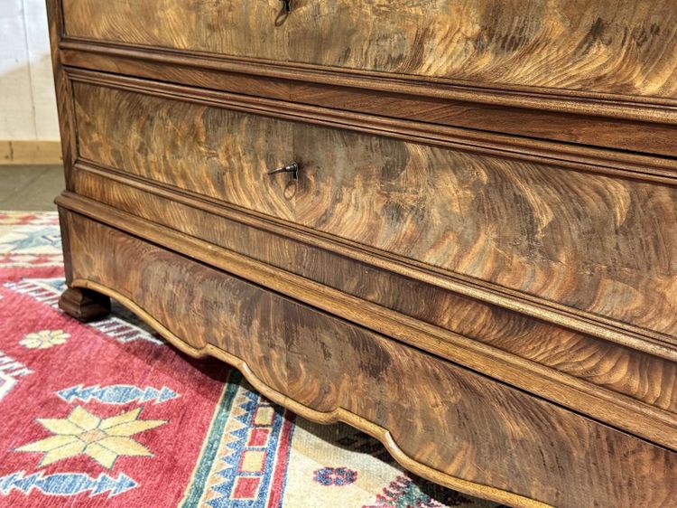 Comò in stile Napoleone III in mogano, rovere e piano in marmo bianco, fine XIX secolo