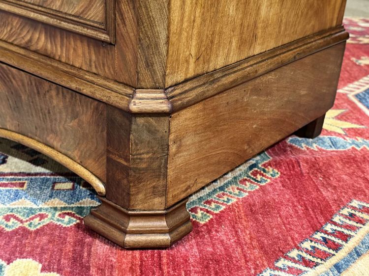 Comò in stile Napoleone III in mogano, rovere e piano in marmo bianco, fine XIX secolo