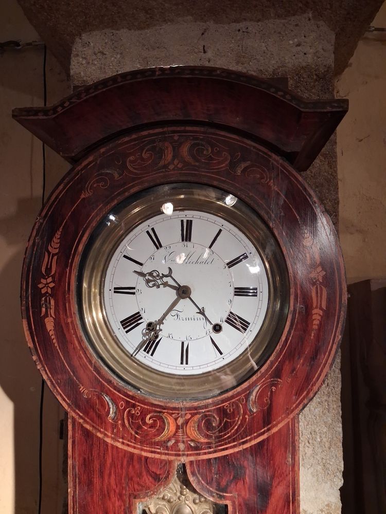 Eine Uhr mit Blumenverzierung