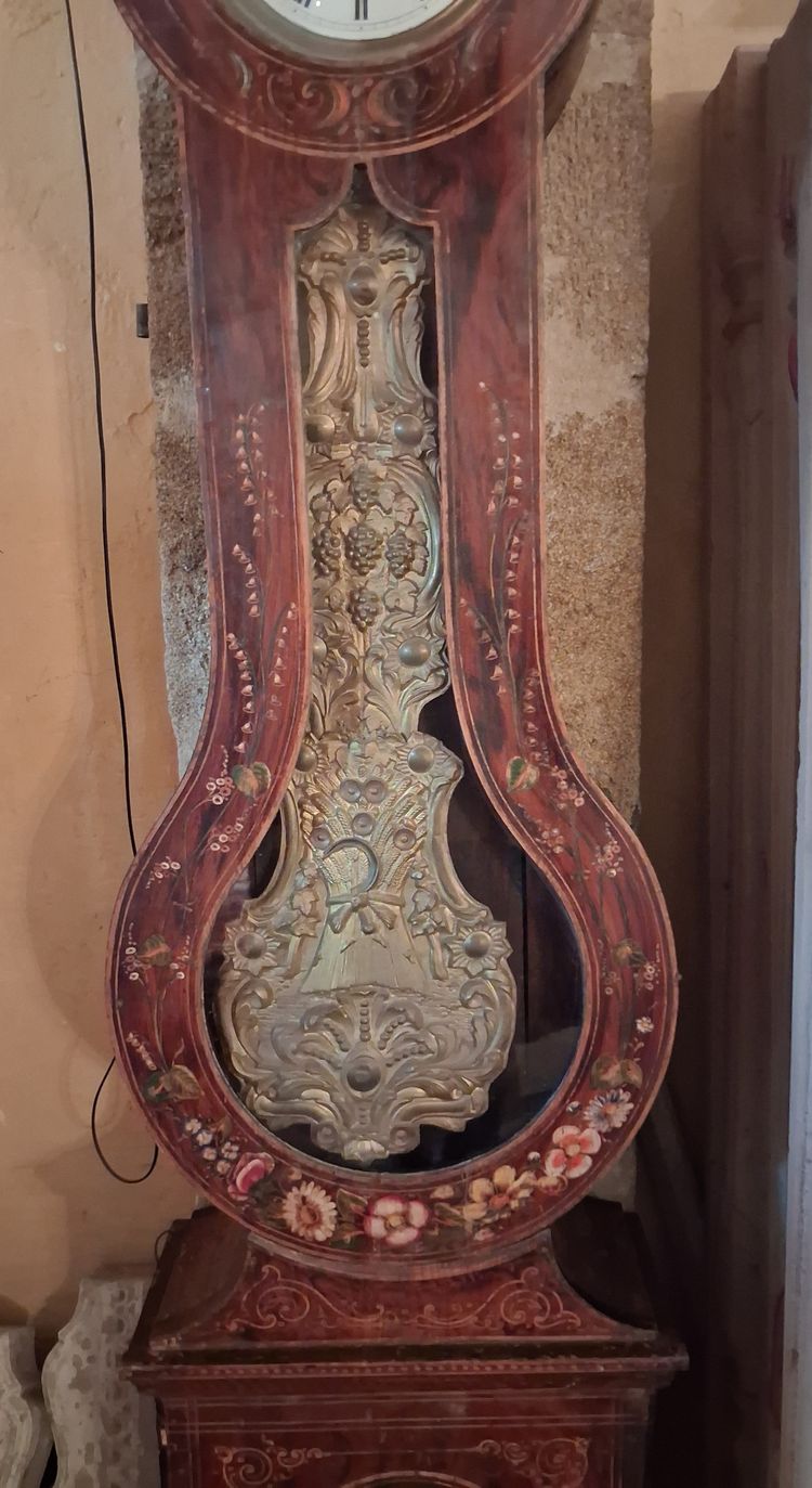 Eine Uhr mit Blumenverzierung