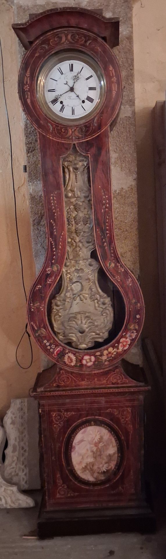Eine Uhr mit Blumenverzierung