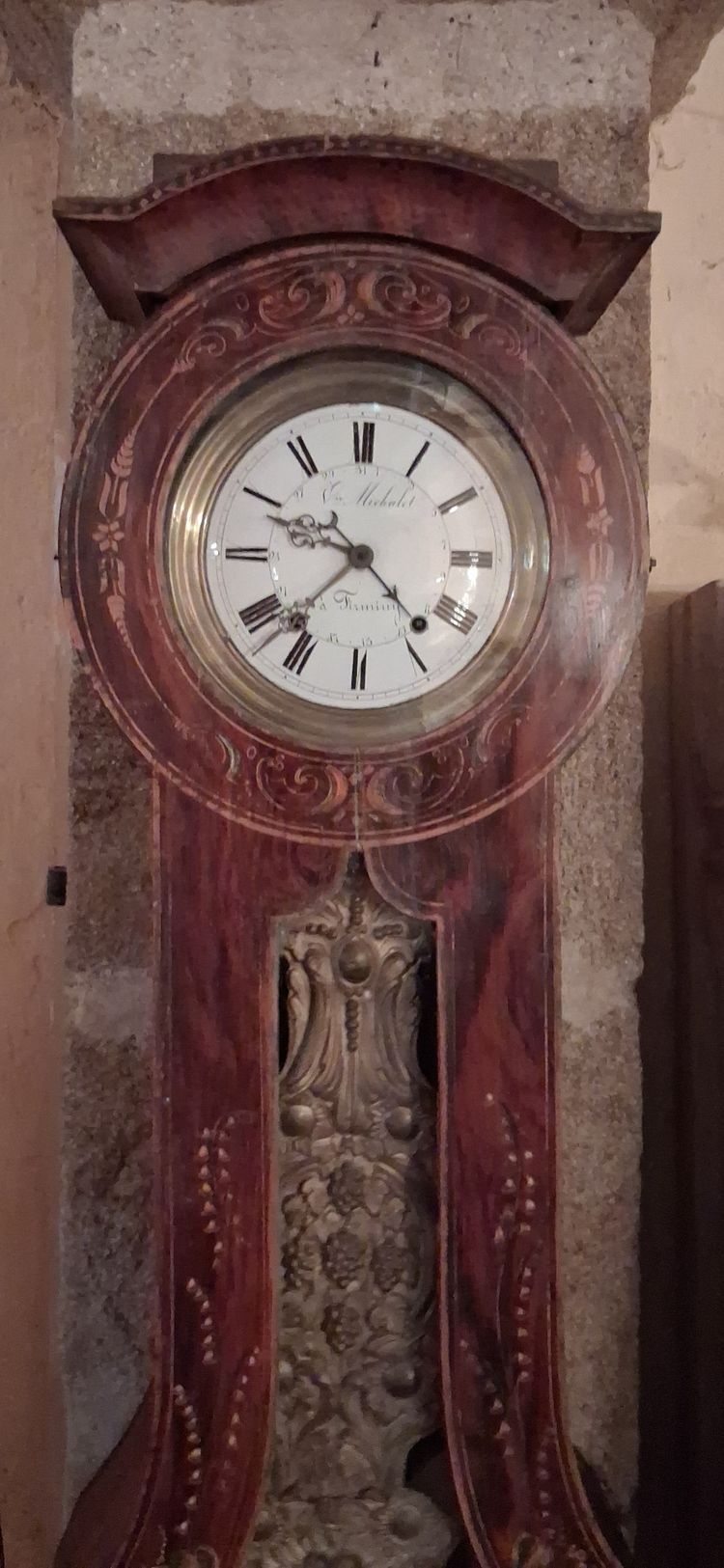 Eine Uhr mit Blumenverzierung