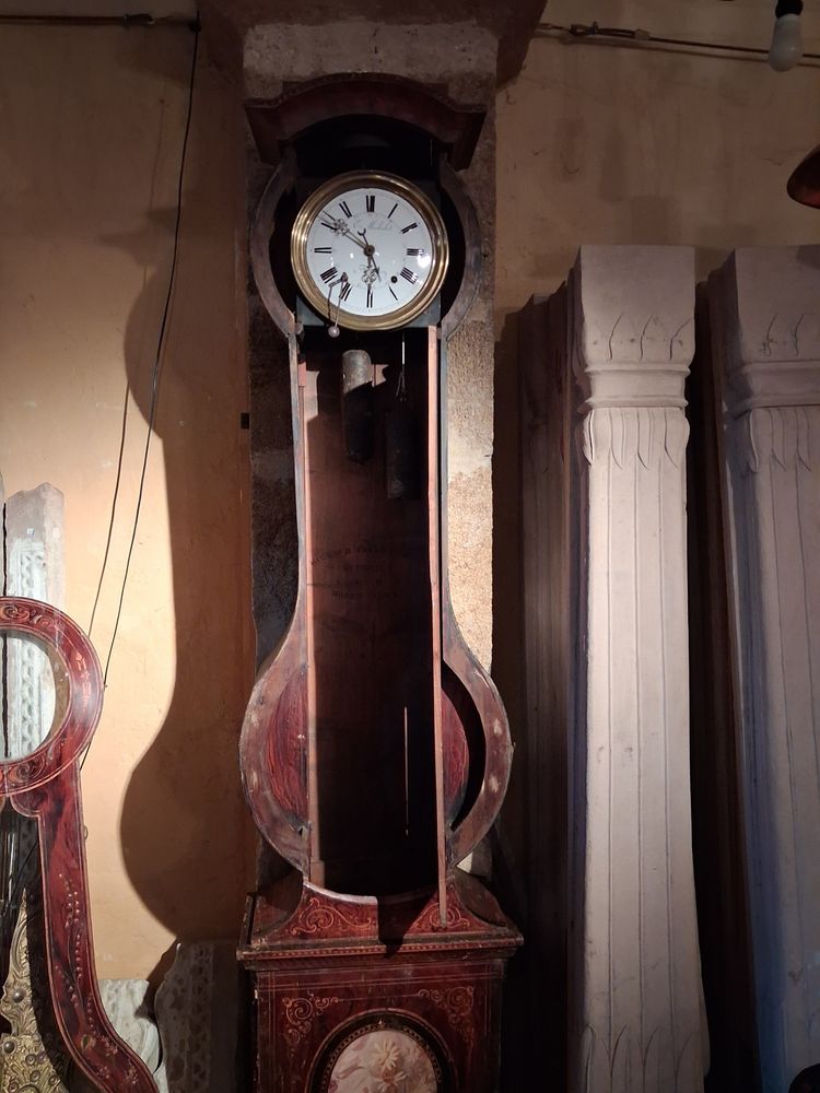 Eine Uhr mit Blumenverzierung