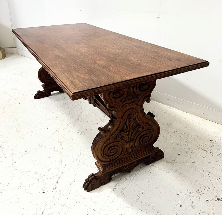 20th-century Renaissance-style dining table made of carved solid wood