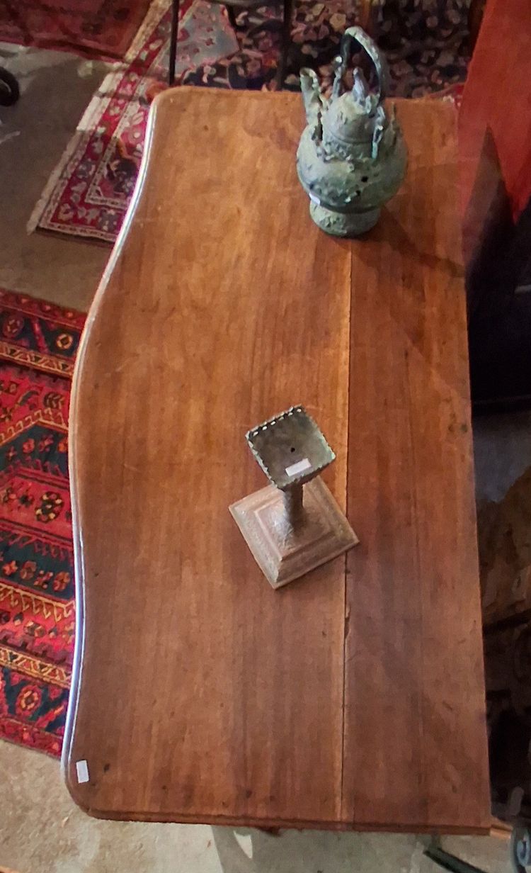 Una cassettiera sinuosa