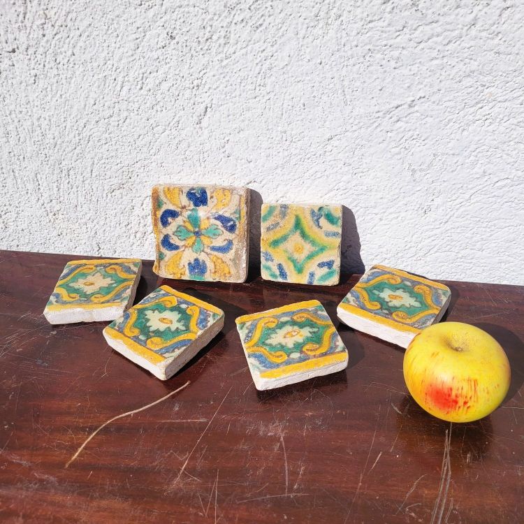 Set di 6 piastrelle in maiolica smaltata policroma, di epoche diverse