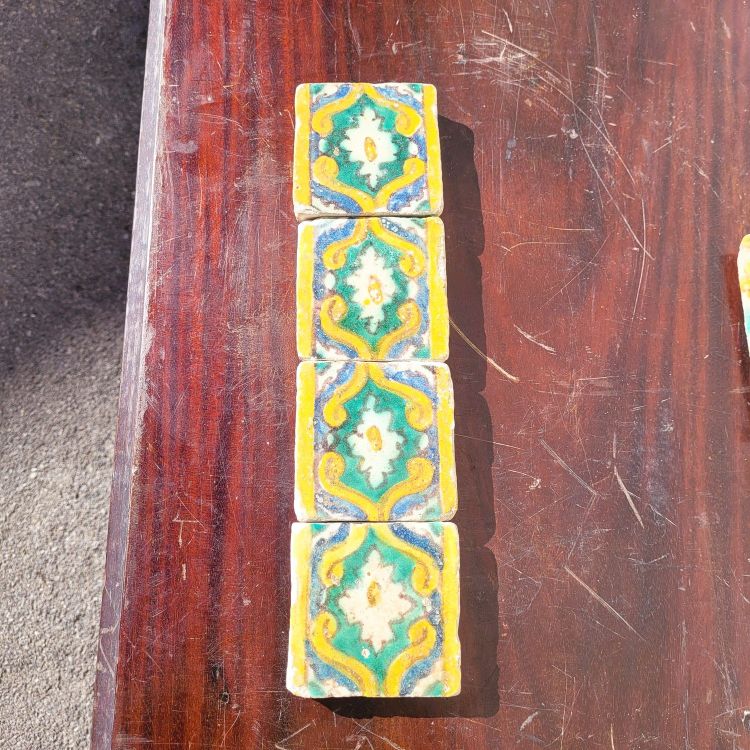 Set di 6 piastrelle in maiolica smaltata policroma, di epoche diverse