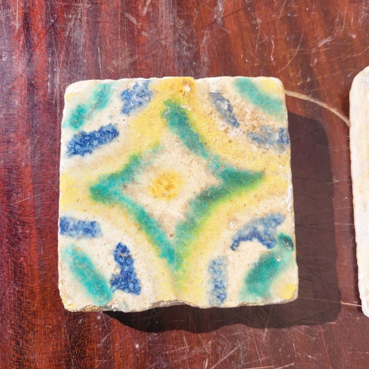 Set di 6 piastrelle in maiolica smaltata policroma, di epoche diverse