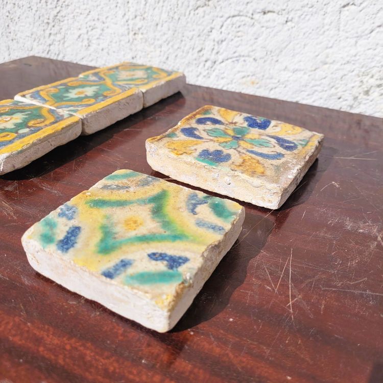 Set di 6 piastrelle in maiolica smaltata policroma, di epoche diverse