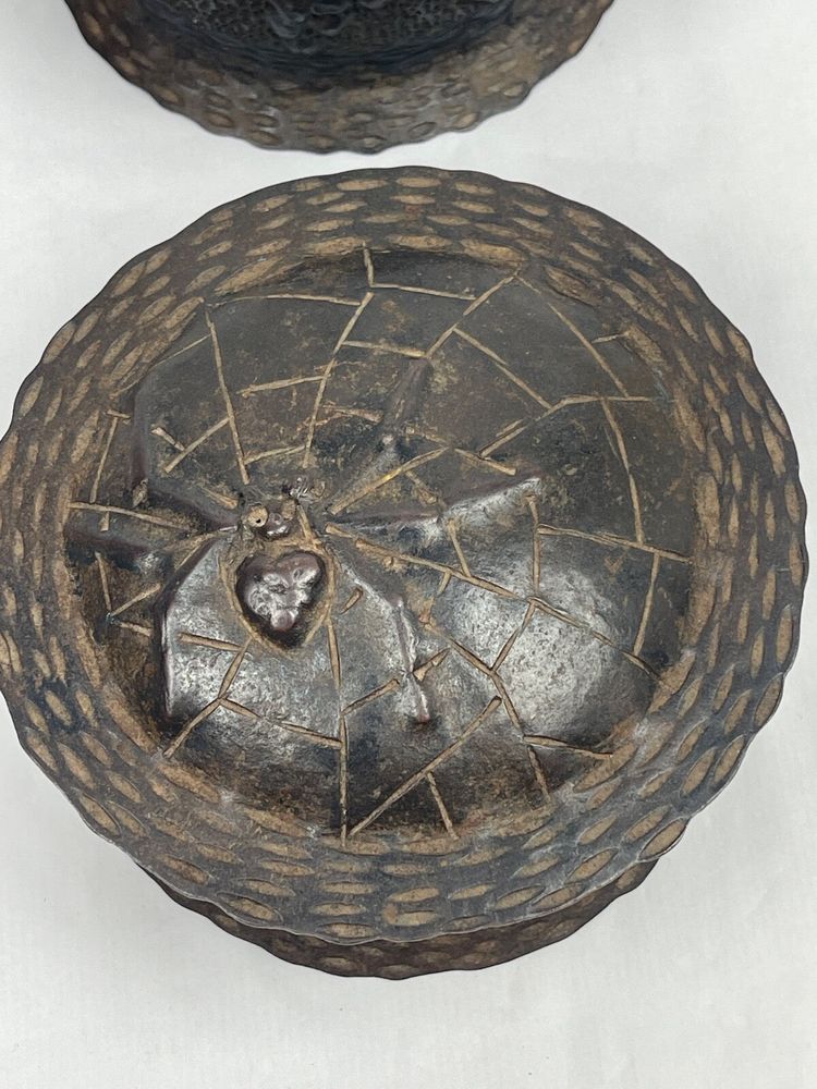 Coppia di pentole con coperchio in metallo sbalzato e martellato di provenienza asiatica, Cina, Giappone...