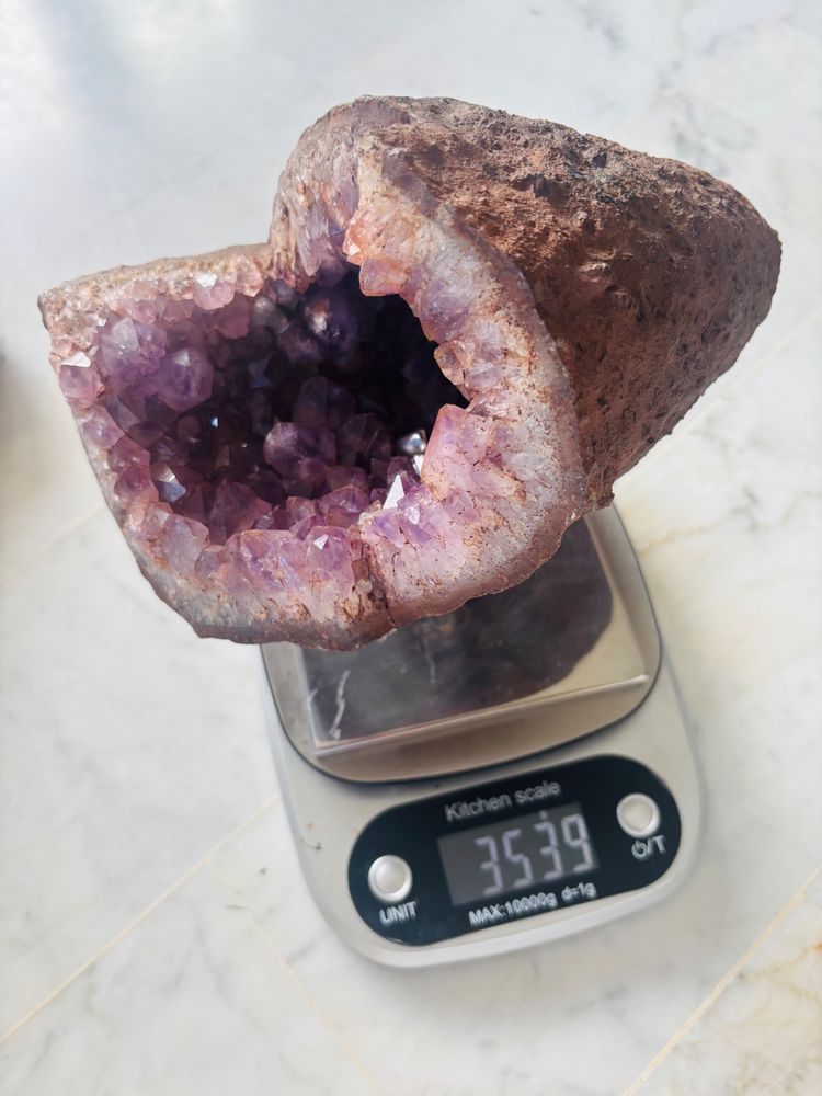 Géode d’améthyste sur socle en inox. 3,539 kg