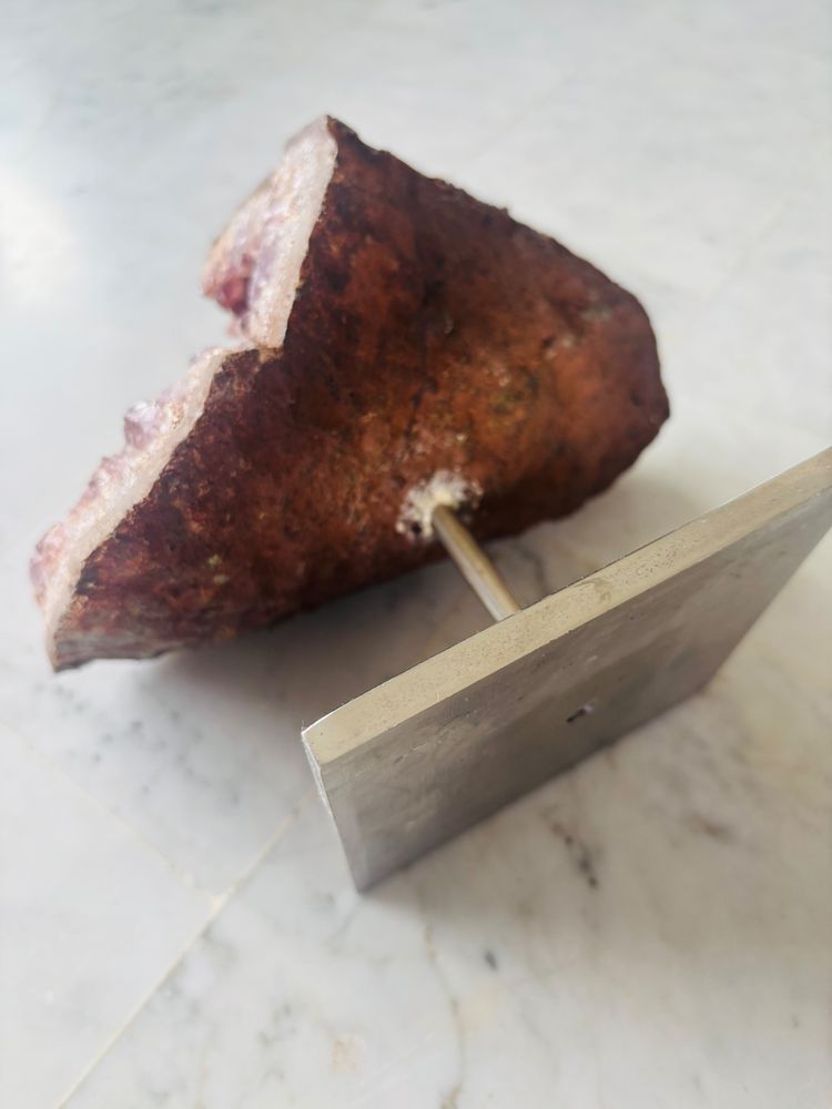 Géode d’améthyste sur socle en inox. 3,539 kg