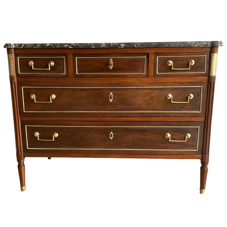 Commode en acajou et placage d'acajou Louis XVI avec filets de laiton et dessus marbre XVIIIème