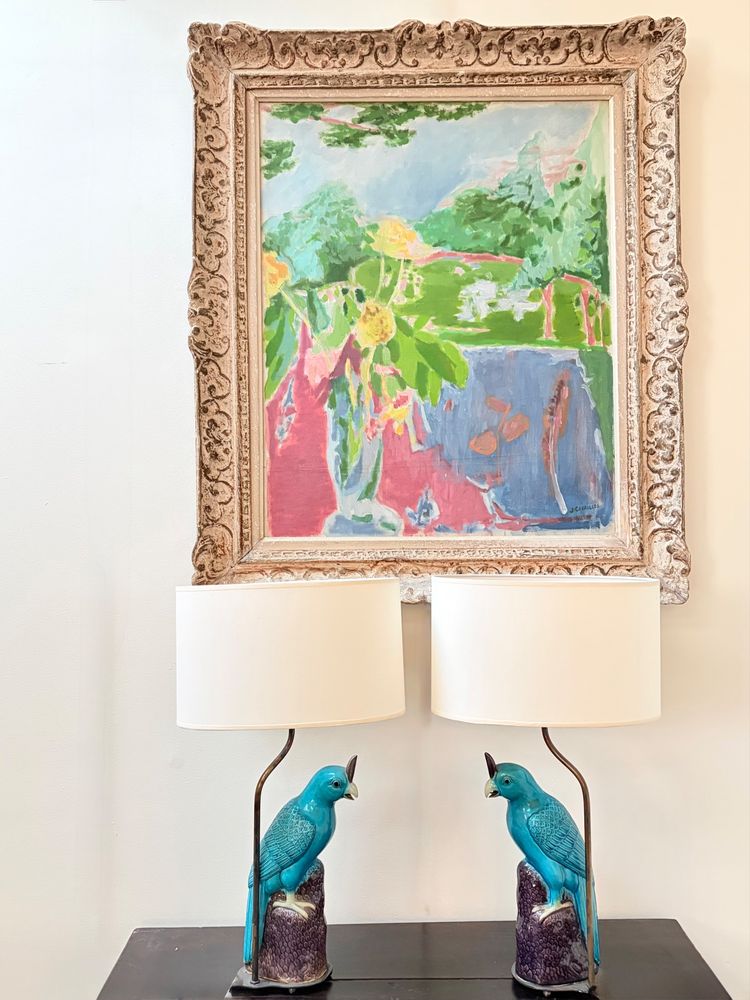 PAIRE DE LAMPES PERROQUETS EN FAÏENCE BLEUE.