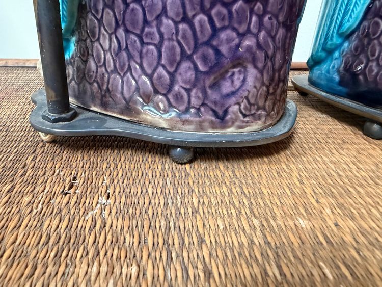 PAIRE DE LAMPES PERROQUETS EN FAÏENCE BLEUE.