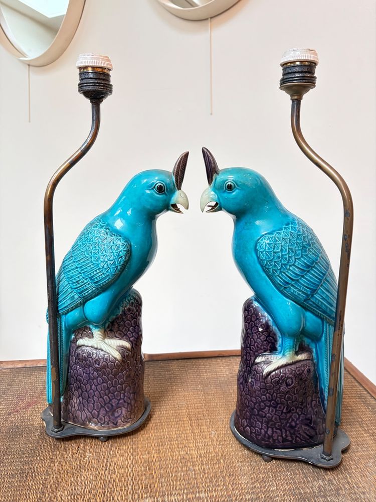 PAIRE DE LAMPES PERROQUETS EN FAÏENCE BLEUE.