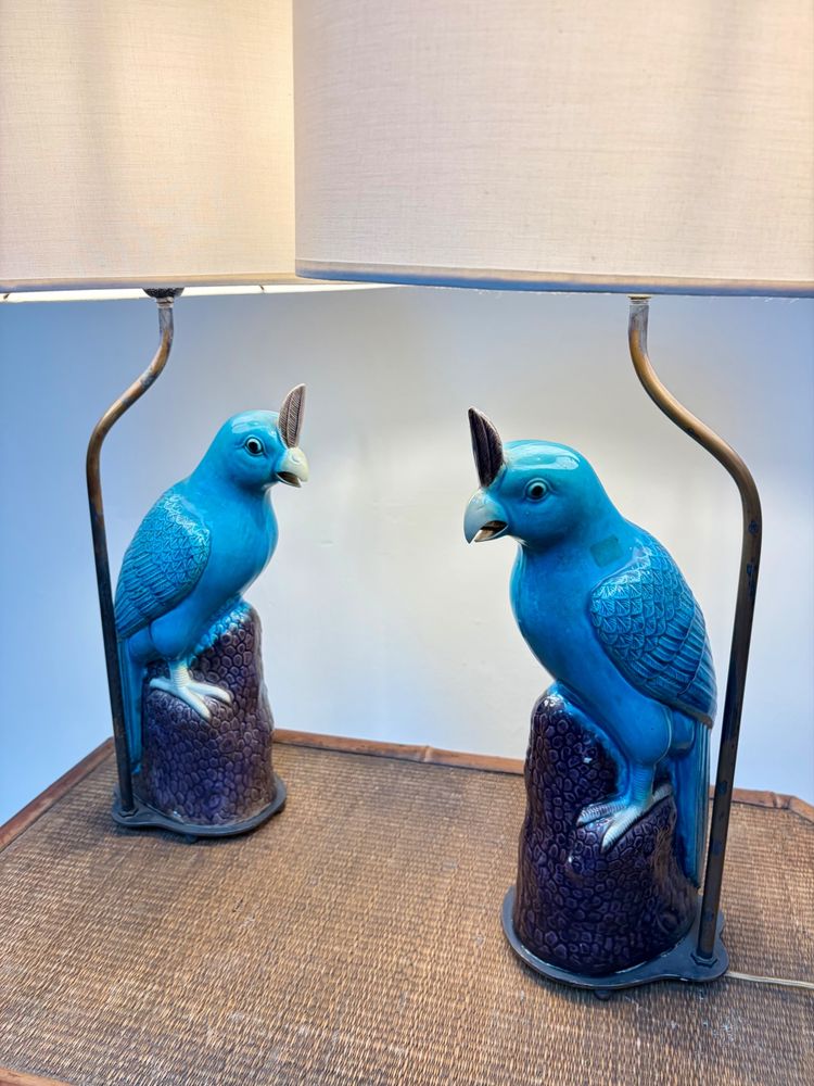 PAIRE DE LAMPES PERROQUETS EN FAÏENCE BLEUE.