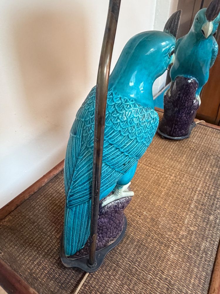 PAIRE DE LAMPES PERROQUETS EN FAÏENCE BLEUE.
