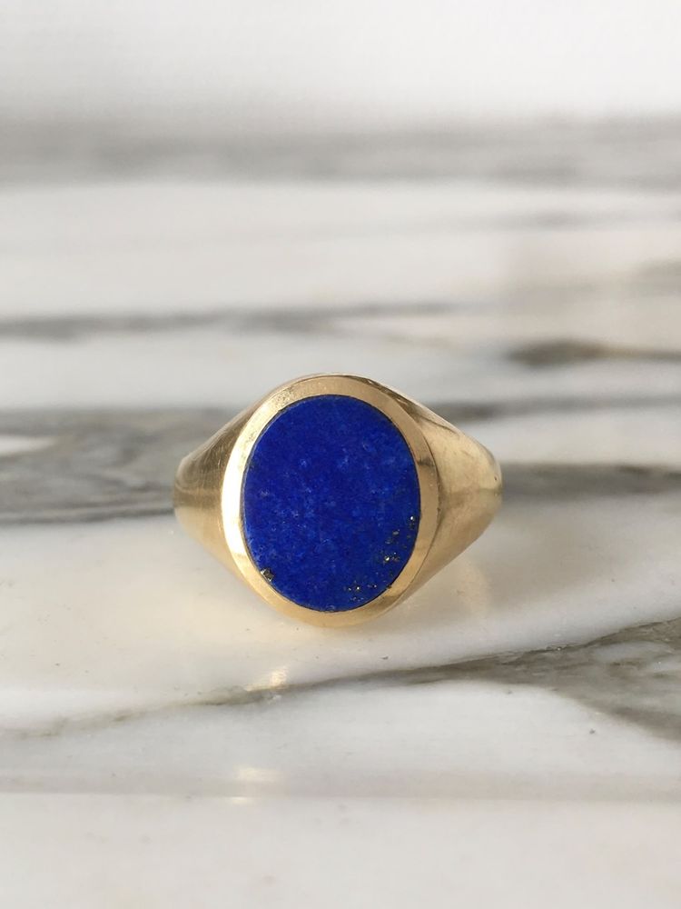 Bague chevalière en or jaune 18K et lapis-lazuli