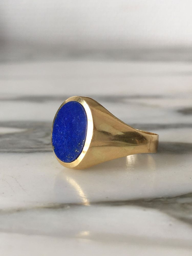 Bague chevalière en or jaune 18K et lapis-lazuli