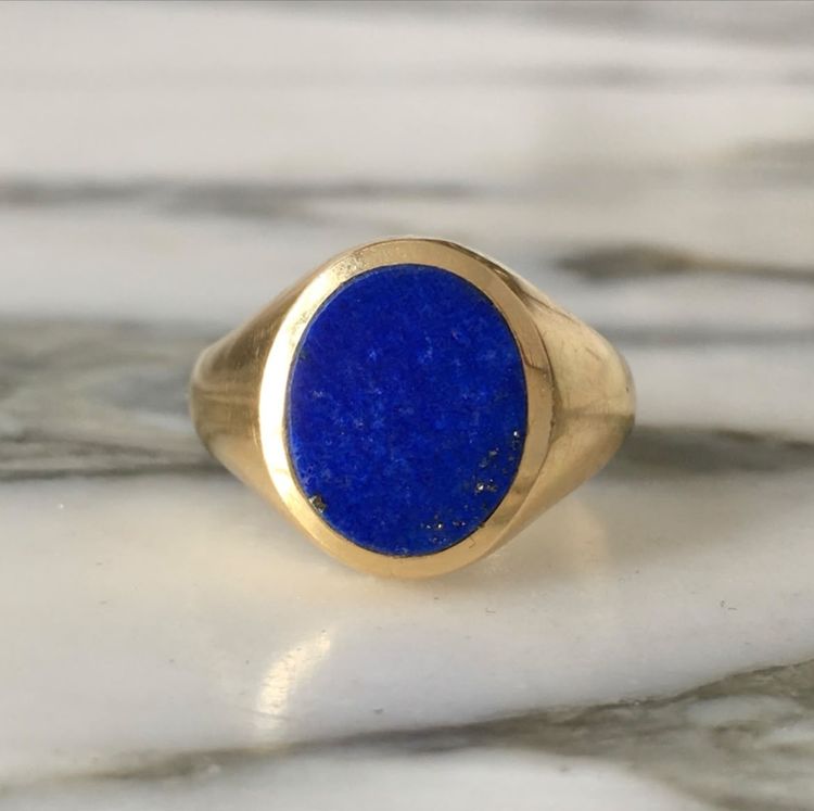 Bague chevalière en or jaune 18K et lapis-lazuli