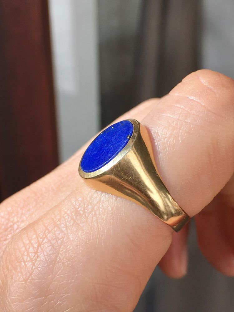 Bague chevalière en or jaune 18K et lapis-lazuli
