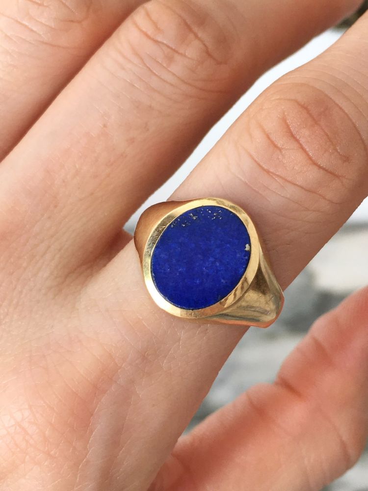 Bague chevalière en or jaune 18K et lapis-lazuli