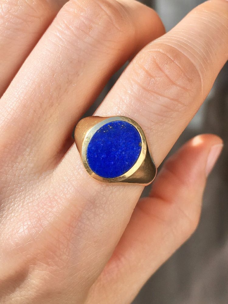 Bague chevalière en or jaune 18K et lapis-lazuli