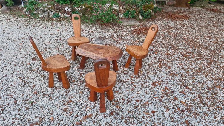 Wohnzimmer im brutalistischen Stil