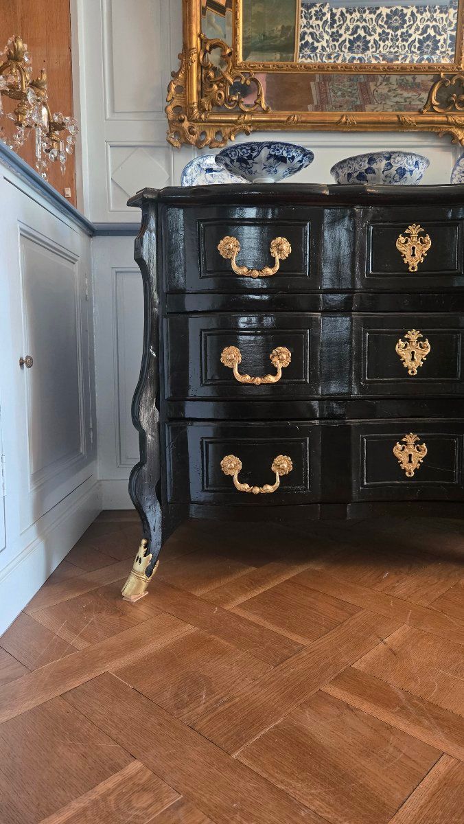 Comò in stile Luigi XIV in legno annerito con mensole rovesciate – Primo terzo del XVIII secolo.