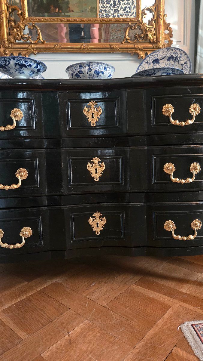 Comò in stile Luigi XIV in legno annerito con mensole rovesciate – Primo terzo del XVIII secolo.