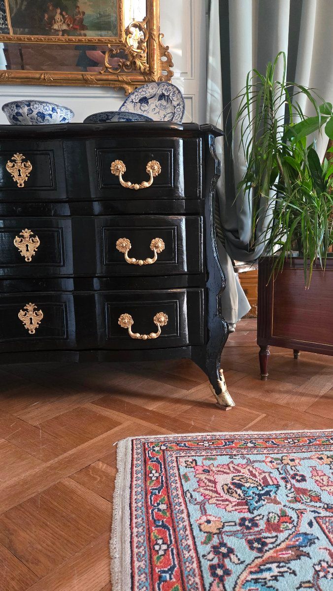 Comò in stile Luigi XIV in legno annerito con mensole rovesciate – Primo terzo del XVIII secolo.
